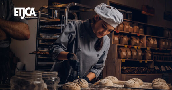 Un esempio di lavoro notturno , simbolo delle sfide e delle opportunità del lavoro notturno nelle diverse industrie .